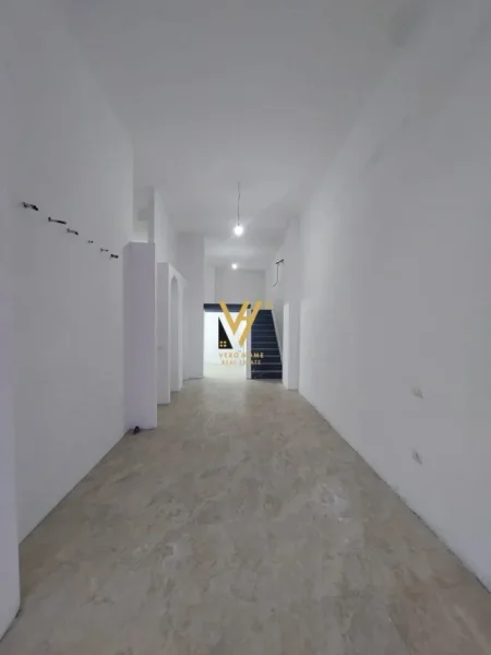 Tirane, shitet dyqan Kati 0, 106 m² 230.000 € (ISH FUSHA E AVIACIONIT)