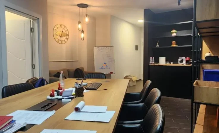 Tirane, jepet me qera zyre Kati 1, 108 m² 800 € (liqeni artificia)