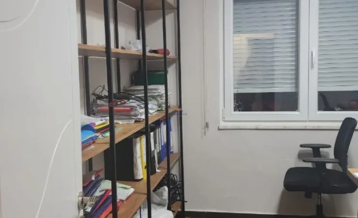 Tirane, jepet me qera zyre Kati 1, 108 m² 800 € (liqeni artificia)