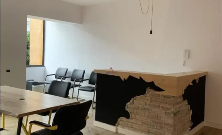 Tirane, jepet me qera zyre Kati 0, 110 m² 1.000 € (rruga e durresit)