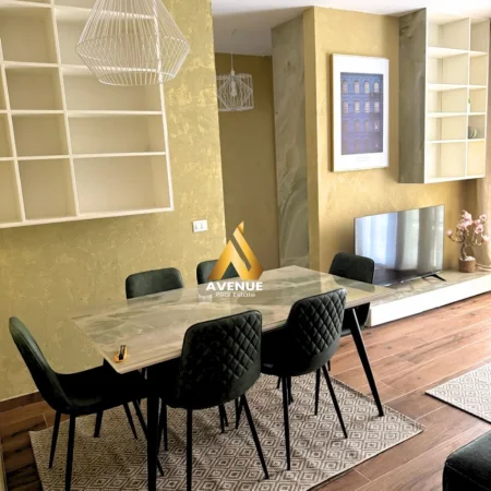 Tirane, jepet me qera apartament 2+1+Ballkon Kati 3, 108 m² 600 € (gryka e kacanikut)