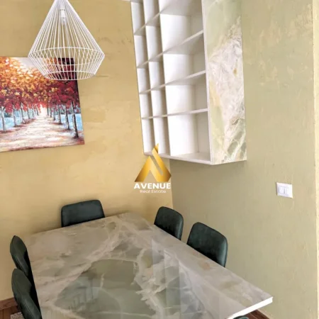 Tirane, jepet me qera apartament 2+1+Ballkon Kati 3, 108 m² 600 € (gryka e kacanikut)