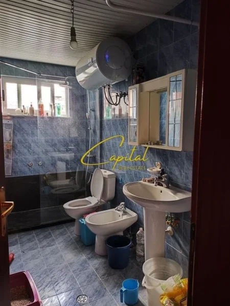 Tirane, jepet me qera apartament 1+1 Kati 3, 75 m² 600 € (KOMUNA E PARISIT)