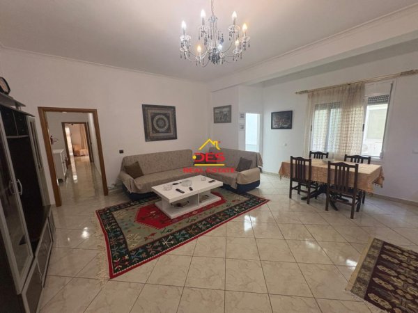 Vlore, jepet me qera apartament 2+1+Ballkon Kati 1, 110 m² 400 € (Rruga Murat Tërbaçi)