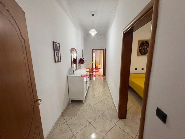 Vlore, jepet me qera apartament 2+1+Ballkon Kati 1, 110 m² 400 € (Rruga Murat Tërbaçi)