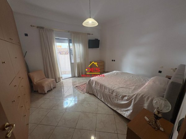 Vlore, jepet me qera apartament 2+1+Ballkon Kati 1, 110 m² 400 € (Rruga Murat Tërbaçi)