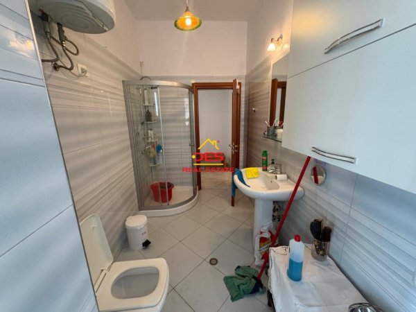 Vlore, jepet me qera apartament 2+1+Ballkon Kati 1, 110 m² 400 € (Rruga Murat Tërbaçi)