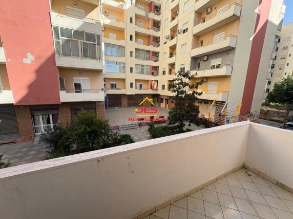 Vlore, jepet me qera apartament 2+1+Ballkon Kati 1, 110 m² 400 € (Rruga Murat Tërbaçi)