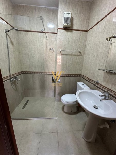 Tirane, jepet me qera zyre Kati 4, 118 m² 750 € (KOMUNA E PARISIT)