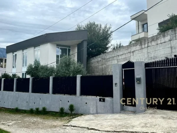 Tirane, shitet Vile 3 Katshe Kati 3, 230 m² 350.000 € (Liqeni Farkes)