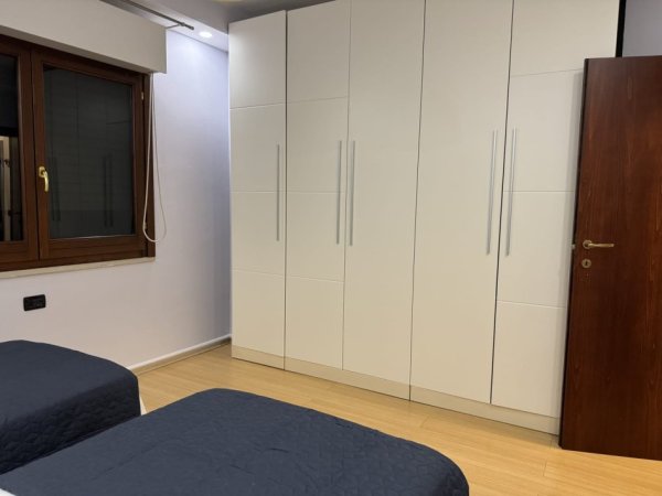 Tirane, jepet me qera apartament 2+1+Ballkon Kati 3, 113 m² 900 € (Komuna e Parisit)