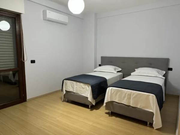 Tirane, jepet me qera apartament 2+1+Ballkon Kati 3, 113 m² 900 € (Komuna e Parisit)