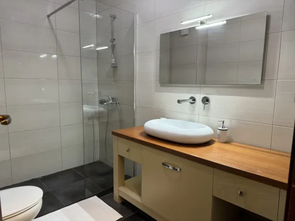 Tirane, jepet me qera apartament 2+1+Ballkon Kati 3, 113 m² 900 € (Komuna e Parisit)