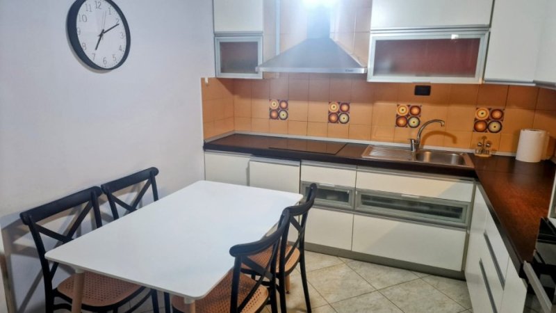 Tirane, jepet me qera apartament 2+1+Ballkon Kati 3, 113 m² 900 € (Komuna e Parisit)
