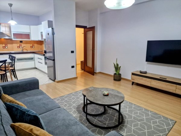 Tirane, jepet me qera apartament 2+1+Ballkon Kati 3, 113 m² 900 € (Komuna e Parisit)