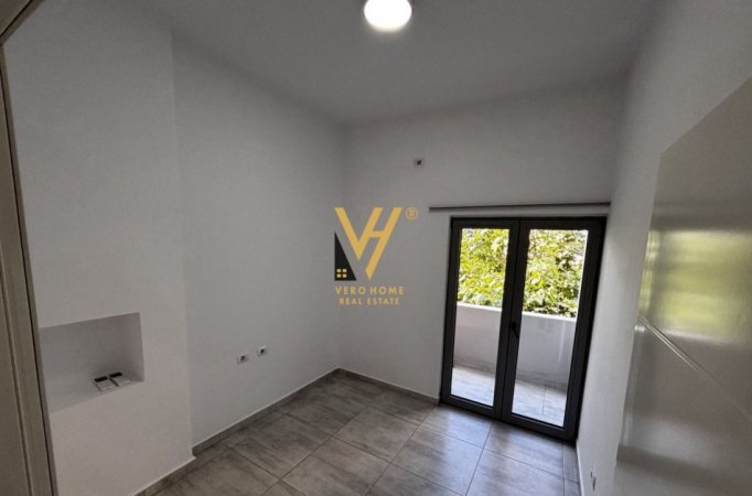 Tirane, jepet me qera zyre Kati 2, 75 m² 500 € (RRUG E DIBRES, MEDRESEJA)