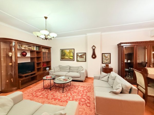 Tirane, jepet me qera apartament 2+1 Kati 2, 135 m² 750 € (Pranë Inxhinierisë, tek Doro City)