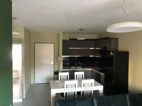 Tirane, jepet me qera apartament 2+1 Kati 4, 900 € 