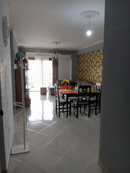 Vlore, jepet me qera apartament 2+1+Ballkon Kati 5, 110 m² 350 € (Rruga Gjergj Kastrioti)