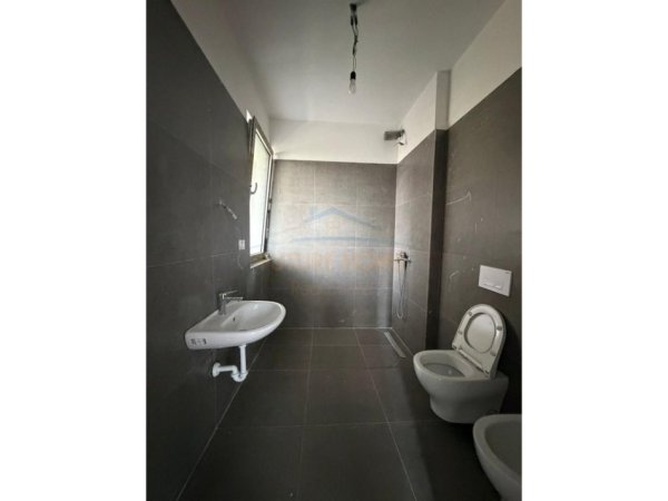 Tirane, jepet me qera apartament 2+1 Kati 1, 137 m² 1.200 € 