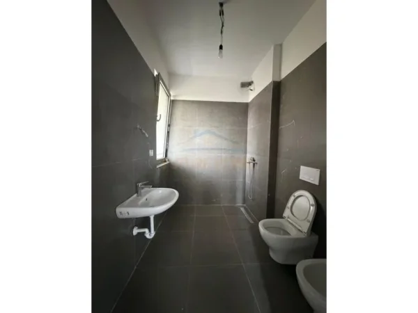 Tirane, jepet me qera apartament 2+1 Kati 1, 137 m² 1.200 € 