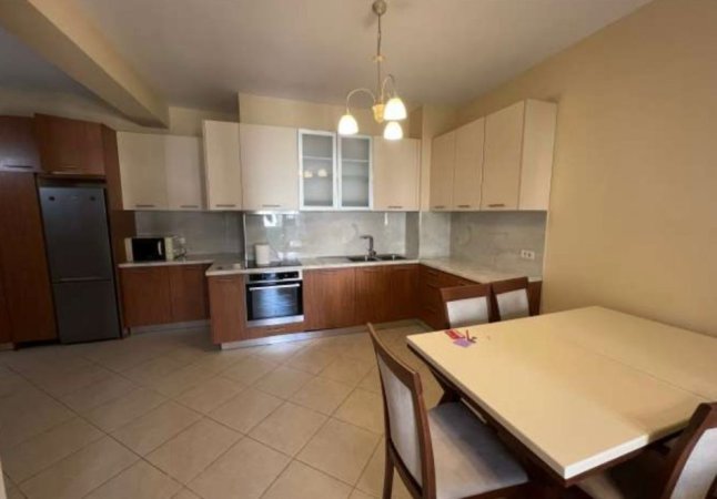 Tirane, jepet me qera apartament 2+1 Kati 6, 700 € 