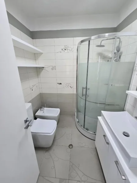🏡 Apartament 3+1 me Qira – 📍Pazar i Ri, Tiranë