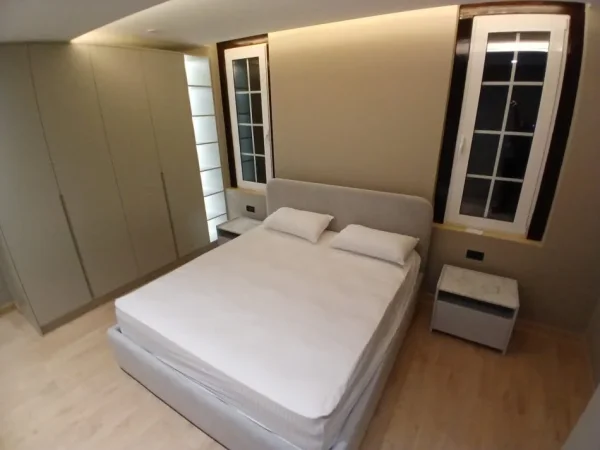 Tirane, jepet me qera apartament 3+1+Ballkon Kati 4, 140 m² 1.200 € 