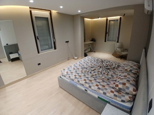 Tirane, jepet me qera apartament 3+1+Ballkon Kati 4, 140 m² 1.200 € 