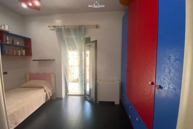 Tirane, jepet me qera apartament 2+1 Kati 4, 86 m² 600 € (perball Colosseut,)