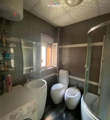 Tirane, jepet me qera apartament 2+1 Kati 4, 86 m² 600 € (perball Colosseut,)
