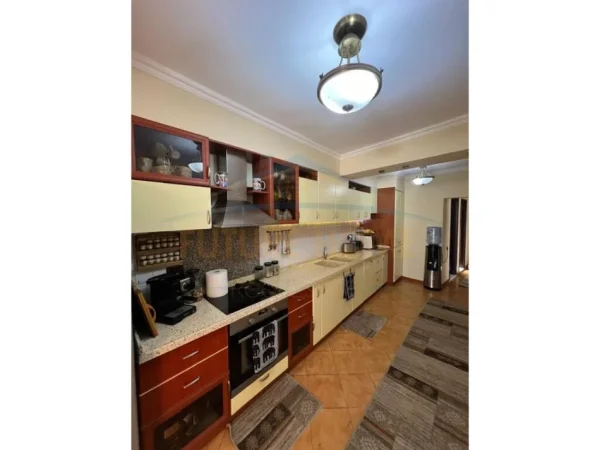 Tirane, shitet apartament 3+1+Aneks+Ballkon Kati 5, 120 m² 277.000 € 
