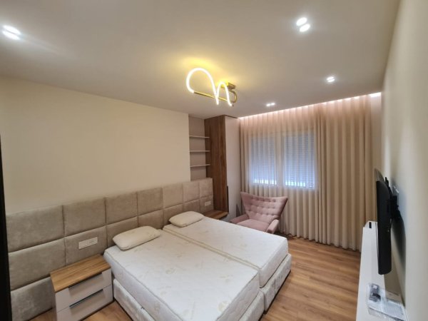 Tirane, jepet me qera apartament 1+1+Ballkon Kati 4, 82 m² 1.000 € (Pazari i Ri)