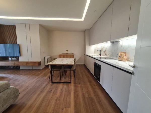 Tirane, jepet me qera apartament 1+1+Ballkon Kati 4, 82 m² 1.000 € (Pazari i Ri)