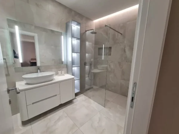 Tirane, jepet me qera apartament 1+1+Ballkon Kati 4, 82 m² 1.000 € (Pazari i Ri)
