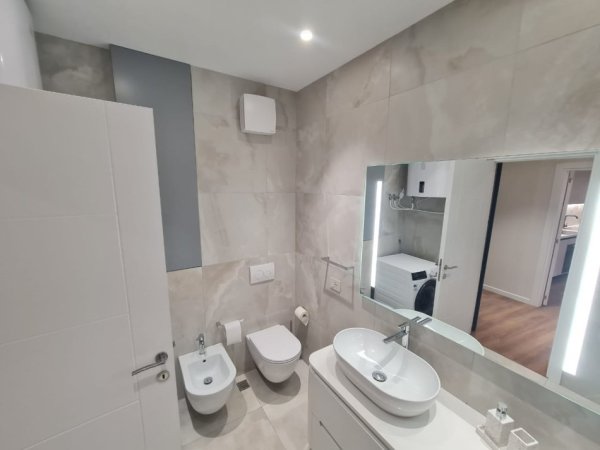 Tirane, jepet me qera apartament 1+1+Ballkon Kati 4, 82 m² 1.000 € (Pazari i Ri)