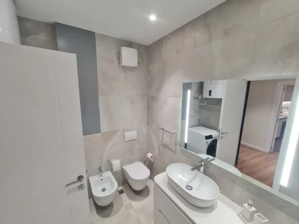 Tirane, jepet me qera apartament 1+1+Ballkon Kati 4, 82 m² 1.000 € (Pazari i Ri)