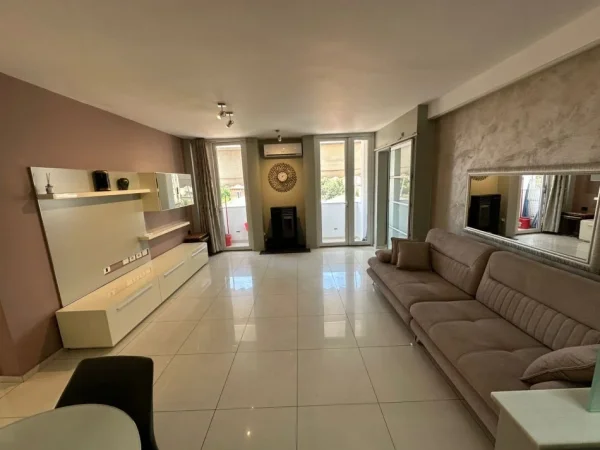 Tirane, jepet me qera apartament 3+1+Ballkon Kati 4, 110 m² 650 € 