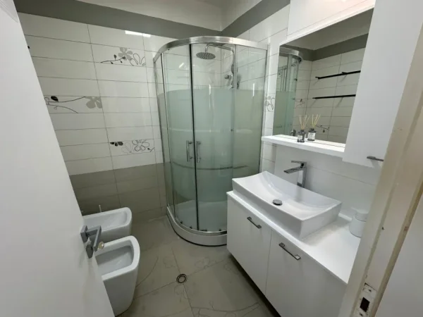 Tirane, jepet me qera apartament 3+1+Ballkon Kati 4, 110 m² 650 € 