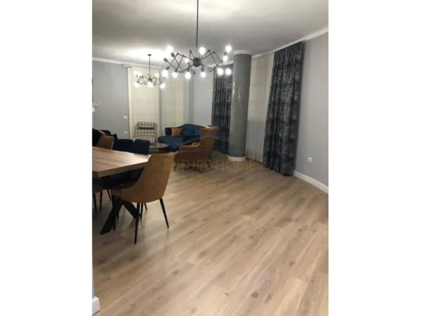 Tirane, jepet me qera apartament 3+1+Ballkon Kati 4, 190 m² 1.300 € (Vilat Gjermane)