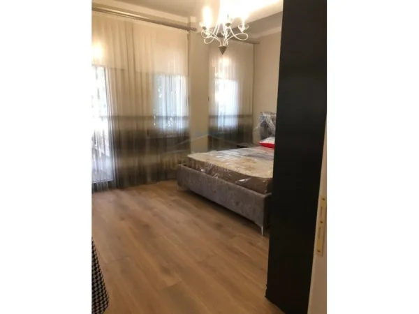 Tirane, jepet me qera apartament 3+1+Ballkon Kati 4, 190 m² 1.300 € (Vilat Gjermane)
