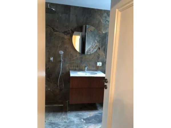 Tirane, jepet me qera apartament 3+1+Ballkon Kati 4, 190 m² 1.300 € (Vilat Gjermane)