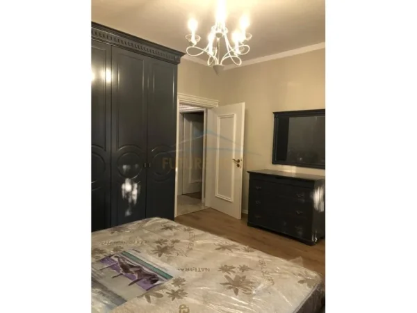 Tirane, jepet me qera apartament 3+1+Ballkon Kati 4, 190 m² 1.300 € (Vilat Gjermane)