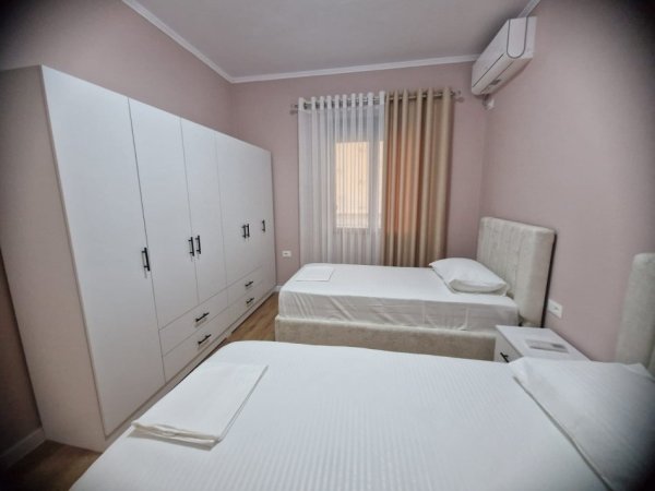 Tirane, jepet me qera apartament 2+1+Ballkon Kati 2, 90 m² 800 € 