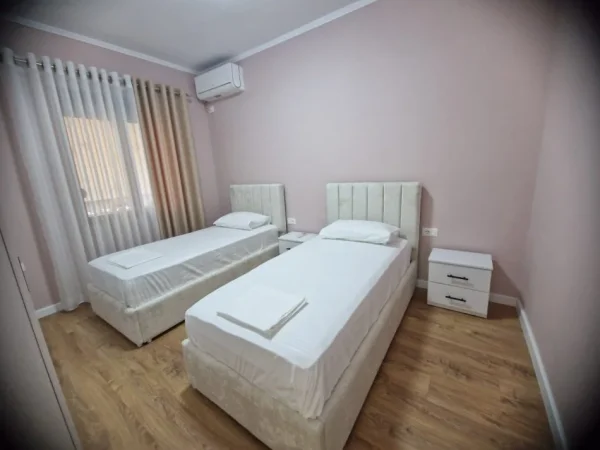 Tirane, jepet me qera apartament 2+1+Ballkon Kati 2, 90 m² 800 € 