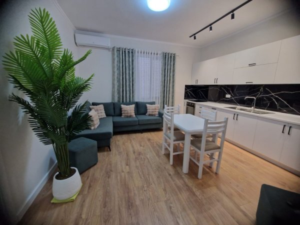 Tirane, jepet me qera apartament 2+1+Ballkon Kati 2, 90 m² 800 € 