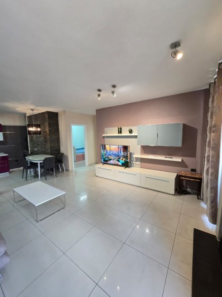 Tirane, jepet me qera apartament 3+1 , 110 m² 700 € (Pazari i ri)