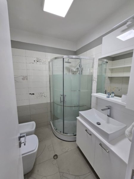 Tirane, jepet me qera apartament 3+1 , 110 m² 700 € (Pazari i ri)