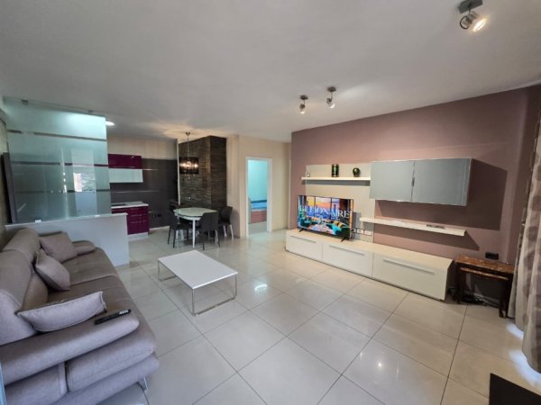 Tirane, jepet me qera apartament 3+1 , 110 m² 700 € (Pazari i ri)