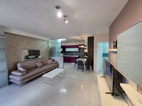 Tirane, jepet me qera apartament 3+1 , 110 m² 700 € (Pazari i ri)